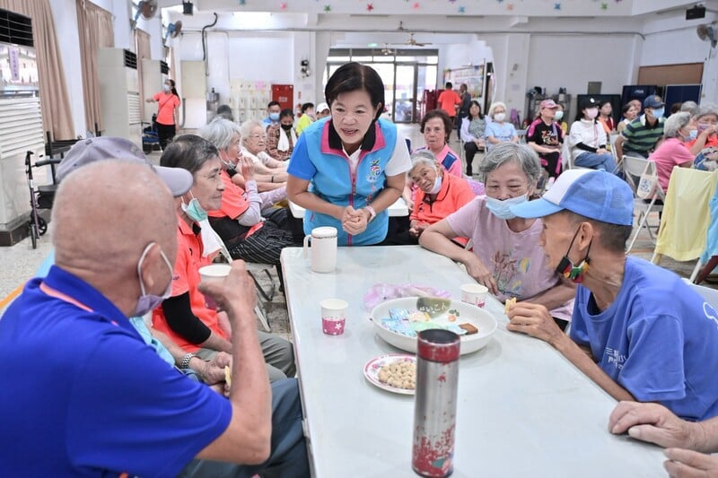 LINE_ALBUM_115.08.15_藝術下鄉玩藝列車巡演壓軸在吉安　_游淑貞陪同社區老少同樂感受歌仔戲曲魅力_260816_12_88ae26f46226876d.jpg